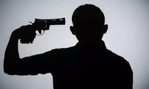 CRPF के जवान ने पहले पत्नी को गोली मारी, खुद को गोली से मर कर की आत्महत्या CRPF के जवान ने पहले पत्नी को गोली मारी, खुद को गोली से मर कर की आत्महत्या