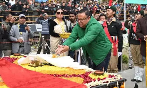 Gorkha नेता सुभाष घीसिंग की 10वीं पुण्यतिथि पर उनकी पत्नी को एक स्मारक पर श्रद्धांजलि