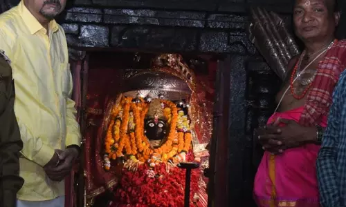 राज्यपाल रमेन डेका ने मां दंतेश्वरी के दर्शन किए राज्यपाल रमेन डेका ने मां दंतेश्वरी के दर्शन किए