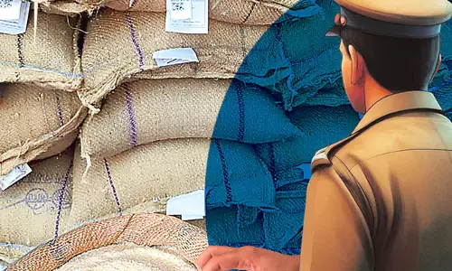 पुलिस ने अनीशा को PDS चावल के मामलों से बचने के लिए रिश्वत मांगते हुए पकड़ा