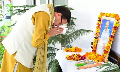 Uttarakhand: महात्मा गांधी की पुण्यतिथि पर सीएम धामी ने दिल्ली आवास में दी श्रद्धांजलि