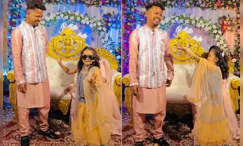 शादी के माहौल में बच्ची ने किया ऐसा डांस, जमकर वायरल हुआ VIDEO शादी के माहौल में बच्ची ने किया ऐसा डांस, जमकर वायरल हुआ VIDEO
