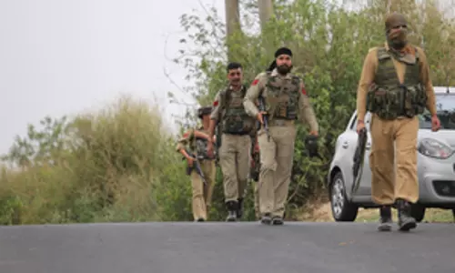 J-K: आतंकवादियों की तलाश में संयुक्त बलों ने तलाशी अभियान शुरू किया J-K: आतंकवादियों की तलाश में संयुक्त बलों ने तलाशी अभियान शुरू किया