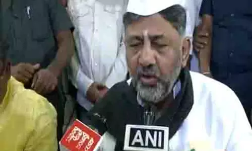 कर्नाटक के उपमुख्यमंत्री DK शिवकुमार ने गांधी को पुष्पांजलि अर्पित की