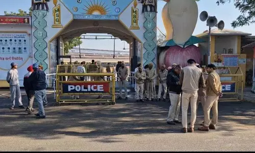 Haryana : राम रहीम की पैरोल के दूसरे दिन श्रद्धालुओं का प्रवेश वर्जित, डेरा पर कड़ी सुरक्षा Haryana : राम रहीम की पैरोल के दूसरे दिन श्रद्धालुओं का प्रवेश वर्जित, डेरा पर कड़ी सुरक्षा
