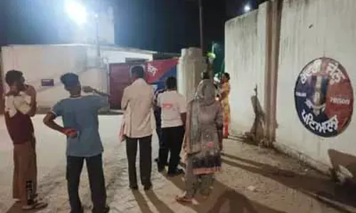 State की जेलों से कैदियों के परिजनों को तत्वों की दया पर बाहर निकलना पड़ेगा