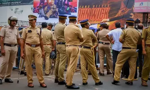 MP: मेडिकल कॉलेज के हॉस्टल के पास कुत्ते खोपड़ी से खेलते दिखे, जांच शुरू