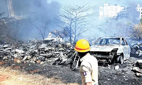 Bengaluru : जकरायणकेरे मैदान में आग लगने से 150 वाहन जलकर राख