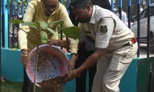 राज्यपाल रमेन डेका ने वन मंदिर वाटिका की सराहना की राज्यपाल रमेन डेका ने वन मंदिर वाटिका की सराहना की