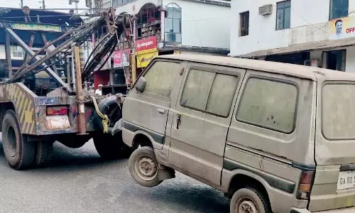PMC ने छोड़े गए वाहनों को हटाना शुरू किया