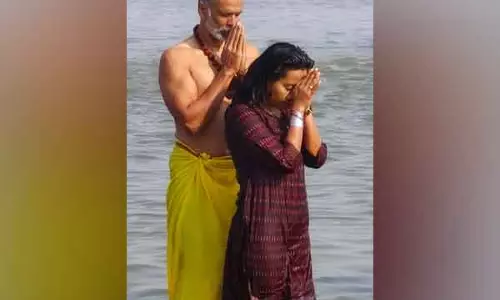 मिलिंद सोमन ने पत्नी Ankita Konwar के साथ संगम में डुबकी लगाई मिलिंद सोमन ने पत्नी Ankita Konwar के साथ संगम में डुबकी लगाई