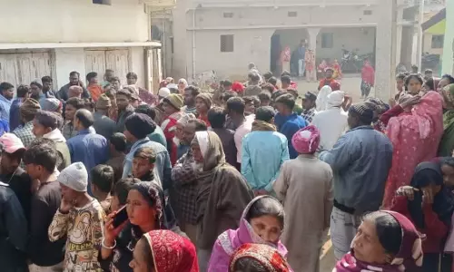 खेत से मिला चार वर्षीय बच्ची का शव, हत्या की आशंका, ग्रामीण आक्रोशित खेत से मिला चार वर्षीय बच्ची का शव, हत्या की आशंका, ग्रामीण आक्रोशित