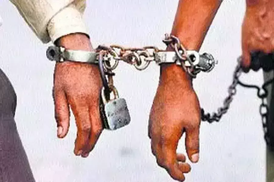 Sultanpur: मुठभेड़ में दो आरोपी गिरफ्तार, एक फरार Sultanpur: मुठभेड़ में दो आरोपी गिरफ्तार, एक फरार