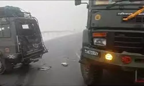 Arunachal : बर्फीली परिस्थितियों के कारण सेला सुरंग के पास कई वाहनों की टक्कर Arunachal : बर्फीली परिस्थितियों के कारण सेला सुरंग के पास कई वाहनों की टक्कर