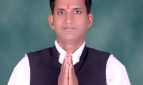 मूंगफली वाला चुनावी मैदान में, गांधी भाई के नाम से मशहूर है यह कार्यकर्ता