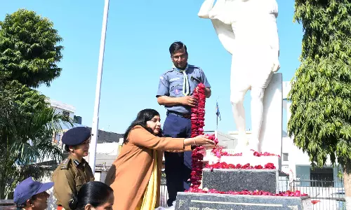 Madhupur: शहीद दिवस पर राष्ट्रपिता बापू को अर्पित किए श्रद्धासुमन दो मिनट का मौन