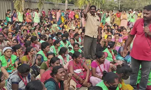 Andhra : ब्रांडिक्स इंडस्ट्री के सामने महिला निर्माताओं ने किया विरोध प्रदर्शन