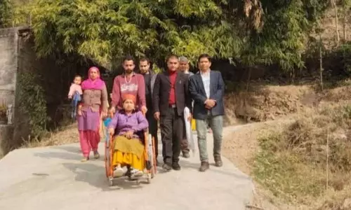 Divyang महिला पहली बार व्हीलचेयर पर घर पहुंची