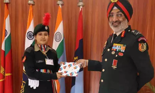 शिक्षक पुत्री वैष्णवी रानी को NCC डायरेक्टर जनरल ने किया सम्मानित शिक्षक पुत्री वैष्णवी रानी को NCC डायरेक्टर जनरल ने किया सम्मानित