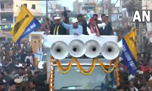 अखिलेश यादव और अरविंद केजरीवाल ने निकाला रोड शो