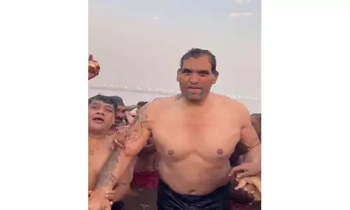 WWE रेसलर खली ने महाकुंभ मेला 2025 में त्रिवेणी संगम में पवित्र डुबकी लगाई