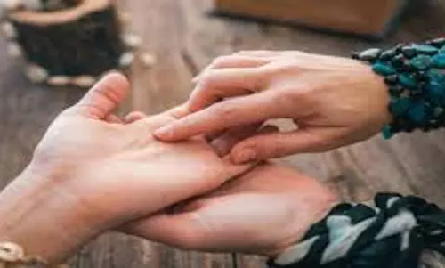 Palmistry हथेलियों पर बने ये निशान  तो भाग्यशाली होने का संकेत