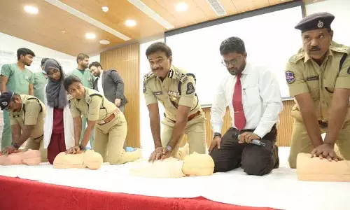 सी.वी. आनंद द्वारा हैदराबाद में CPR पर चार दिवसीय प्रशिक्षण कार्यक्रम का उद्घाटन सी.वी. आनंद द्वारा हैदराबाद में CPR पर चार दिवसीय प्रशिक्षण कार्यक्रम का उद्घाटन