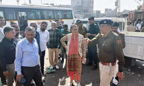 Barmer: जिला कलेक्टर ने बस में प्रशासनिक अधिकारियों के साथ किया शहर का जायजा Barmer: जिला कलेक्टर ने बस में प्रशासनिक अधिकारियों के साथ किया शहर का जायजा