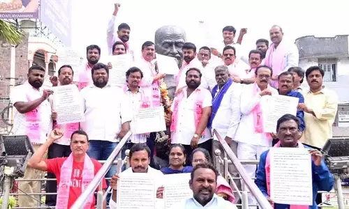 चुनावी वादे पूरे न करने के खिलाफ Khammam में विरोध प्रदर्शन