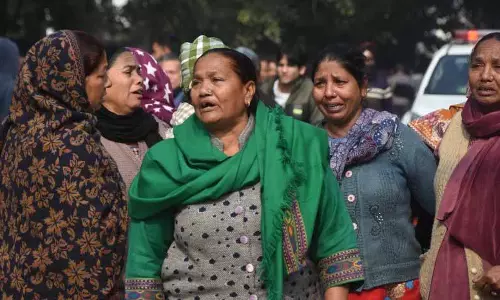 Ludhiana: दुर्घटना में युवक की मौत पर परिजनों व ग्रामीणों ने सड़क जाम किया Ludhiana: दुर्घटना में युवक की मौत पर परिजनों व ग्रामीणों ने सड़क जाम किया