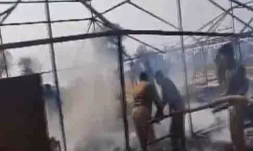 Prayagraj: कई अनधिकृत टेंटों में लगी आग, बाद में बुझाई गई Prayagraj: कई अनधिकृत टेंटों में लगी आग, बाद में बुझाई गई