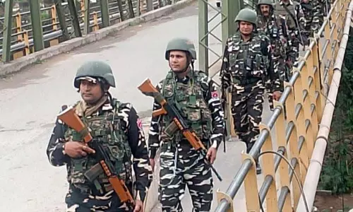पुलिस ने राजौरी में Pak/PoJK स्थित आतंकवादियों के घरों समेत 25 जगहों पर छापेमारी की पुलिस ने राजौरी में Pak/PoJK स्थित आतंकवादियों के घरों समेत 25 जगहों पर छापेमारी की