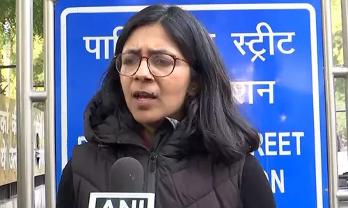 Swati Maliwal ने केजरीवाल के घर के बाहर कूड़ा फेंककर विरोध जताया Swati Maliwal ने केजरीवाल के घर के बाहर कूड़ा फेंककर विरोध जताया