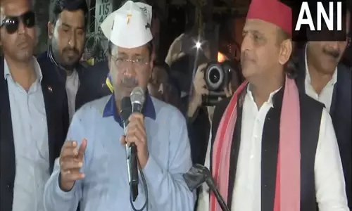 Delhi विधानसभा चुनाव: केजरीवाल ने भाजपा पर सोने की चेन बांटने का आरोप लगाया Delhi विधानसभा चुनाव: केजरीवाल ने भाजपा पर सोने की चेन बांटने का आरोप लगाया