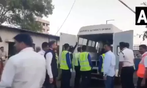 भगदड़ में मारे गए चार लोगों के पार्थिव शरीर को बेलगावी लाया गया, VIDEO भगदड़ में मारे गए चार लोगों के पार्थिव शरीर को बेलगावी लाया गया, VIDEO