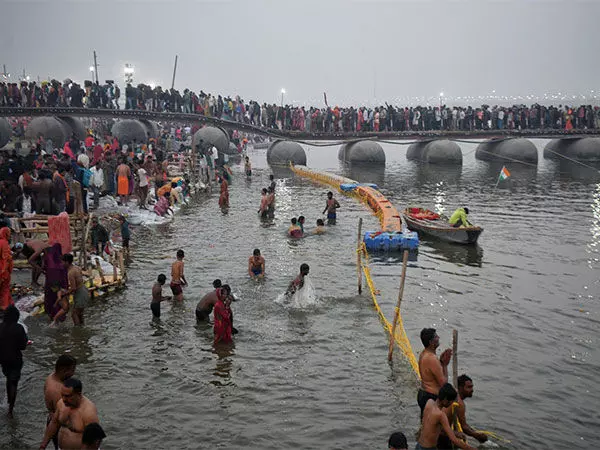 Maha Kumbh: संगम में 296.4 मिलियन से अधिक श्रद्धालुओं ने लगाई डुबकी