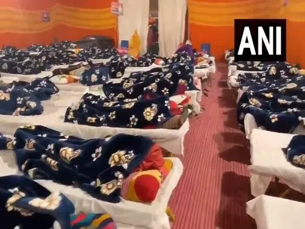 महाकुंभ में श्रद्धालुओं की बढ़ती भीड़ के बीच Ayodhya के रैन बसेरों में शरण ले रहे