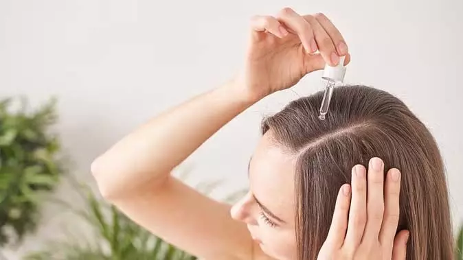 Hair Care: अगर आपके बाल भी झड़ रहे हैं तो एक बार ये उपाय जरूर आजमाएं