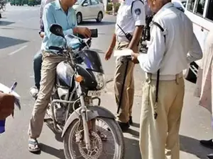 Gujarat में अनाधिकृत पार्किंग के लिए 2 करोड़ रुपये का जुर्माना वसूला गया Gujarat में अनाधिकृत पार्किंग के लिए 2 करोड़ रुपये का जुर्माना वसूला गया