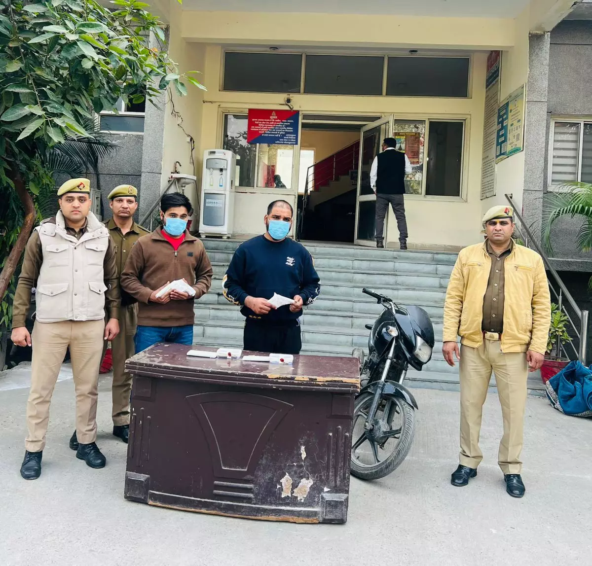 कहां से आई इतनी हिम्मत! रास्ता मांगने पर दबंगों ने दो युवकों को मारी गोली, पुलिस ने किया गिरफ्तार