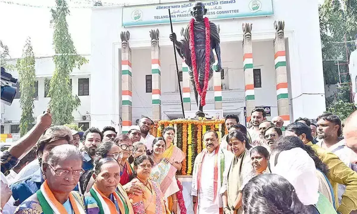 कांग्रेस नेताओं ने महात्मा गांधी की पुण्यतिथि पर उन्हें श्रद्धांजलि दी