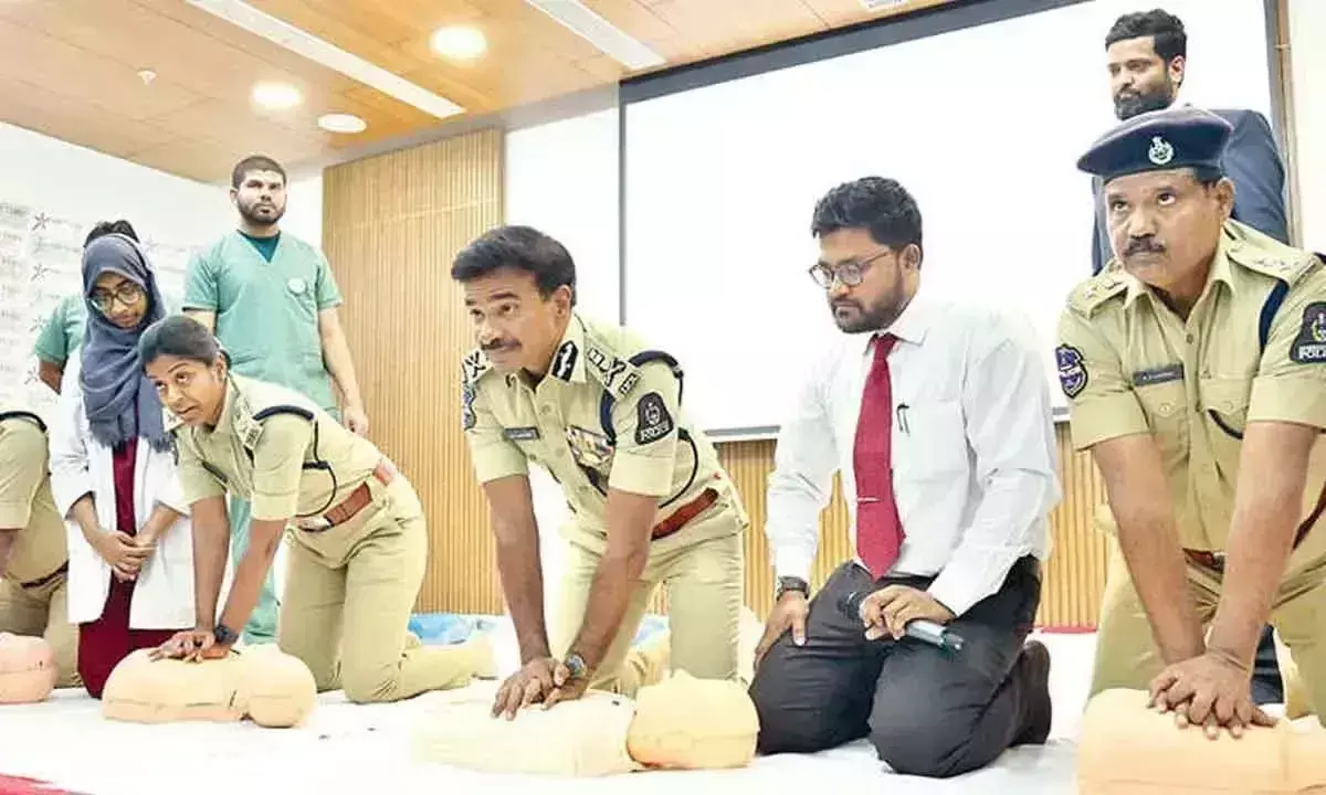 Telangana: खाकी वर्दी में जवानों ने सीखी CPR की बारीकियां