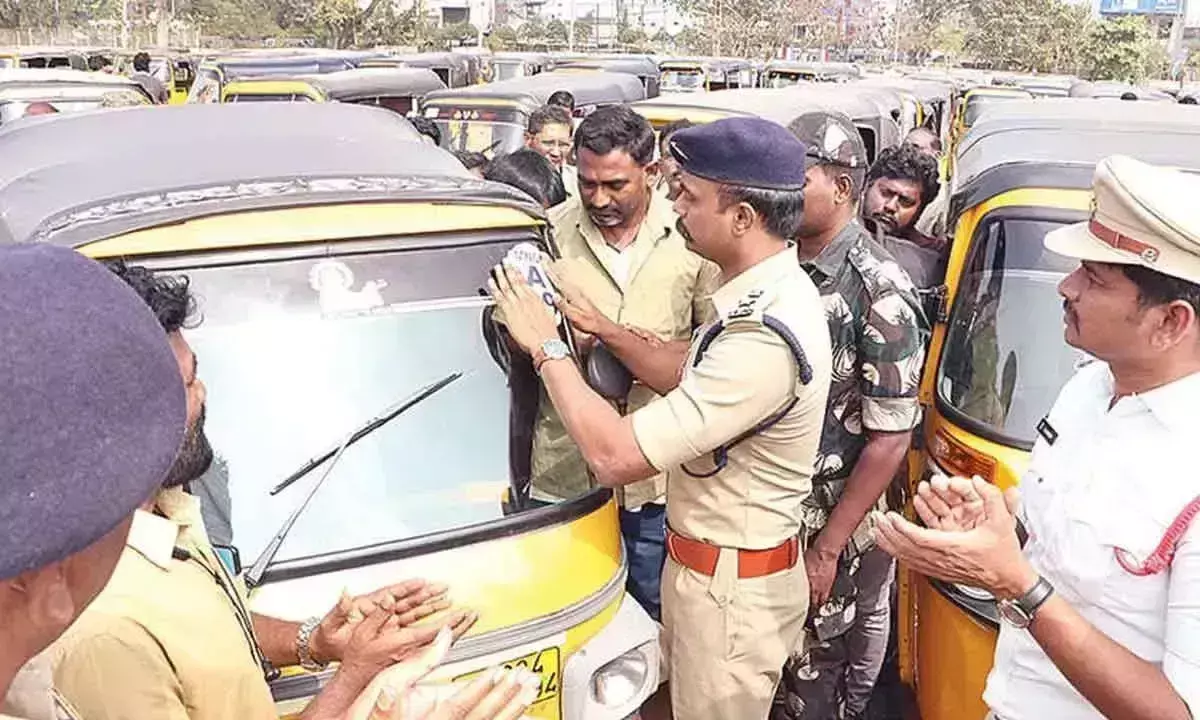 Telangana: पुलिस ने फैलाई सड़क सुरक्षा जागरूकता