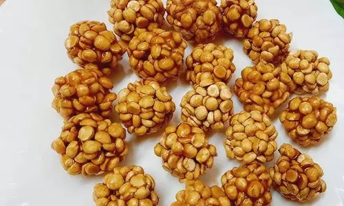 Jaggery Chana Laddu: स्वाद और सेहत से भरपूर ये मीठी डिश होगी बिल्कुल लाजवाब Jaggery Chana Laddu: स्वाद और सेहत से भरपूर ये मीठी डिश होगी बिल्कुल लाजवाब
