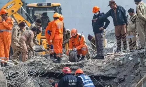 ढही इमारत में दबे 4 लोग सुरक्षित, कहा टमाटर खाकर भूख मिटाए