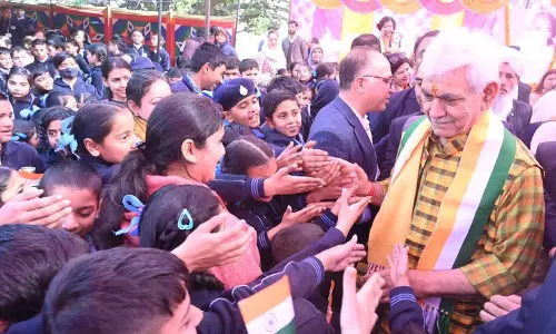 Jammu हर आंख से आंसू पोंछना हमारा जीवन आदर्श होना चाहिए: एलजी सिन्हा