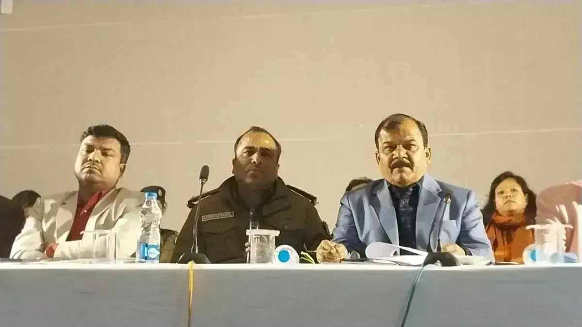 Araria: डीएम ने कदाचार मुक्त परीक्षा को लेकर की बैठक Araria: डीएम ने कदाचार मुक्त परीक्षा को लेकर की बैठक