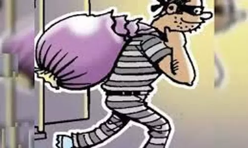 Chhatarpur: दिनदहाड़े ज्वेलरी शॉप से लाखों का सोना लेकर चोर फरार , मचा हड़कंप Chhatarpur: दिनदहाड़े ज्वेलरी शॉप से लाखों का सोना लेकर चोर फरार , मचा हड़कंप