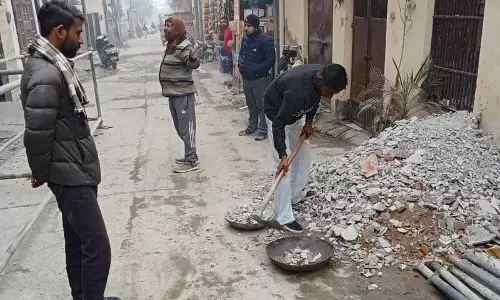 Yamunanagar- जगाधरी नगर निगम ने निर्माण कचरा उठाने का अभियान शुरू किया Yamunanagar- जगाधरी नगर निगम ने निर्माण कचरा उठाने का अभियान शुरू किया