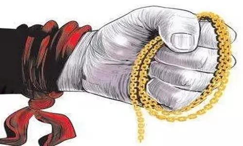 Odisha: ओडिशा में कार्यालय के अंदर बंदूक की नोक पर आरआई से सोने की चेन और नकदी लूटी गई Odisha: ओडिशा में कार्यालय के अंदर बंदूक की नोक पर आरआई से सोने की चेन और नकदी लूटी गई